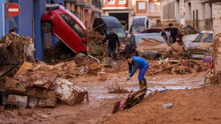 قتيل وعشرات المفقودين المغاربة بفيضانات إسبانيا.. دعم رسمي وتعاطف شعبي