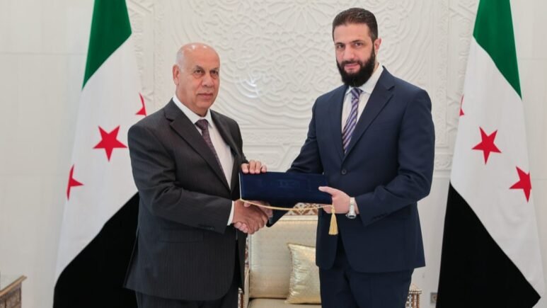 الشرع يتلقى دعوة رسمية من العراق لحضور "قمة بغداد"